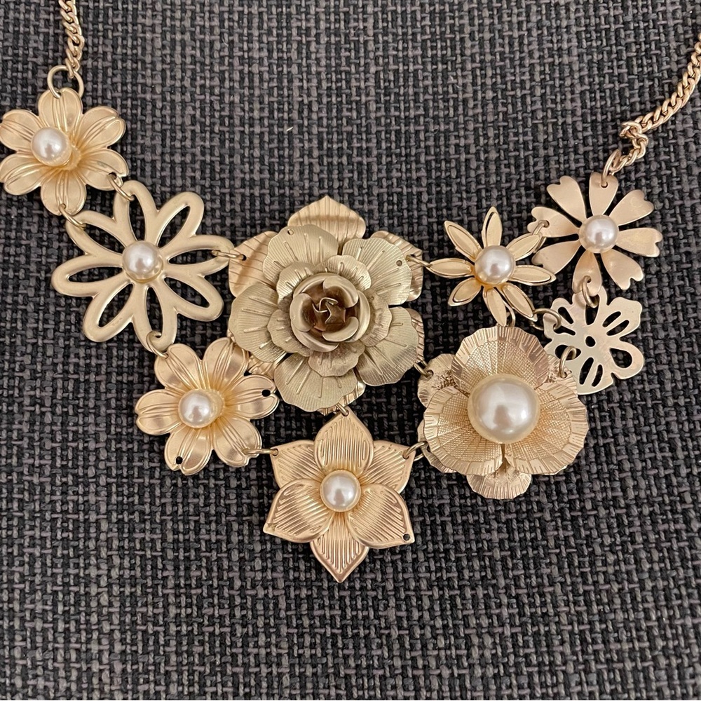 Brand new Retro Bib metal brushed gold tone Floral pearl necklace - Picture 2 of 10